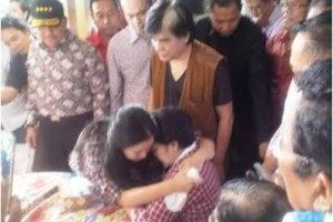 Megawati Soekarno Putri menangis sesunggukan seusai melihat hasil quick count Jokowi-JK unggul.